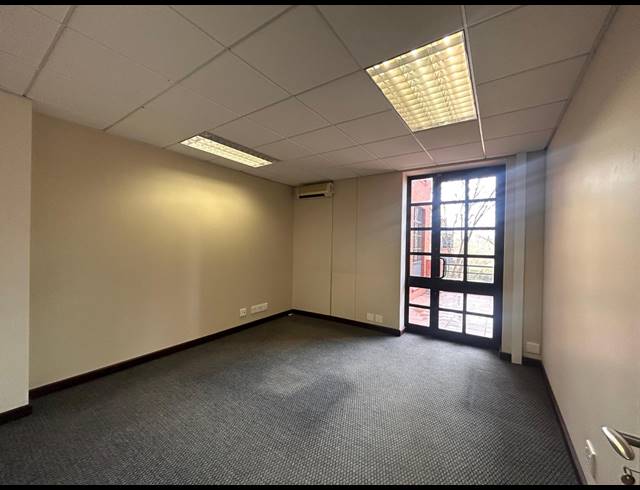 427M² OFFICE TO LET IN LYME PARK